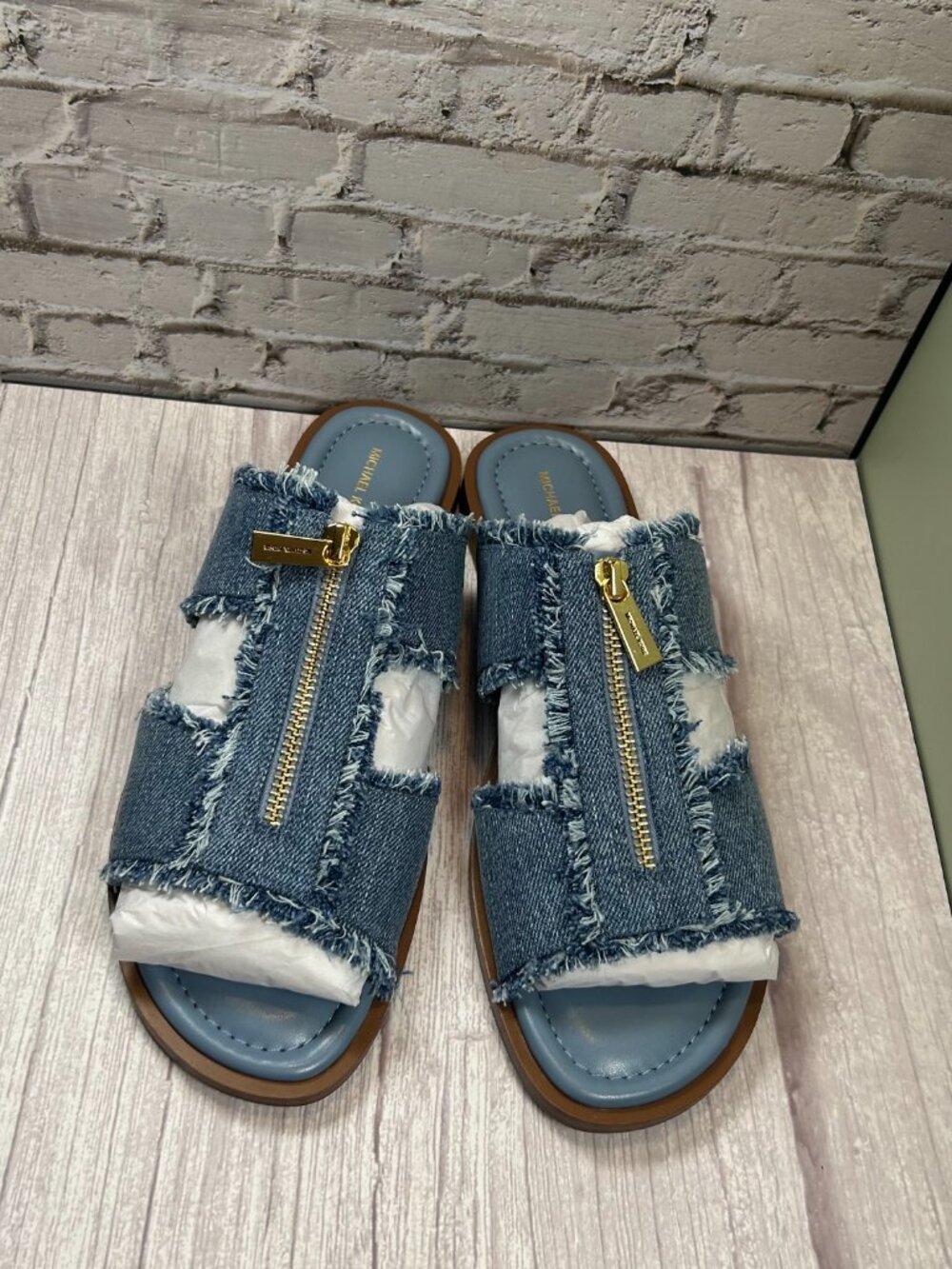 MICHAEL KORS BERKLEY FLAT SANDAL (9,5) - Picture 3 of 12